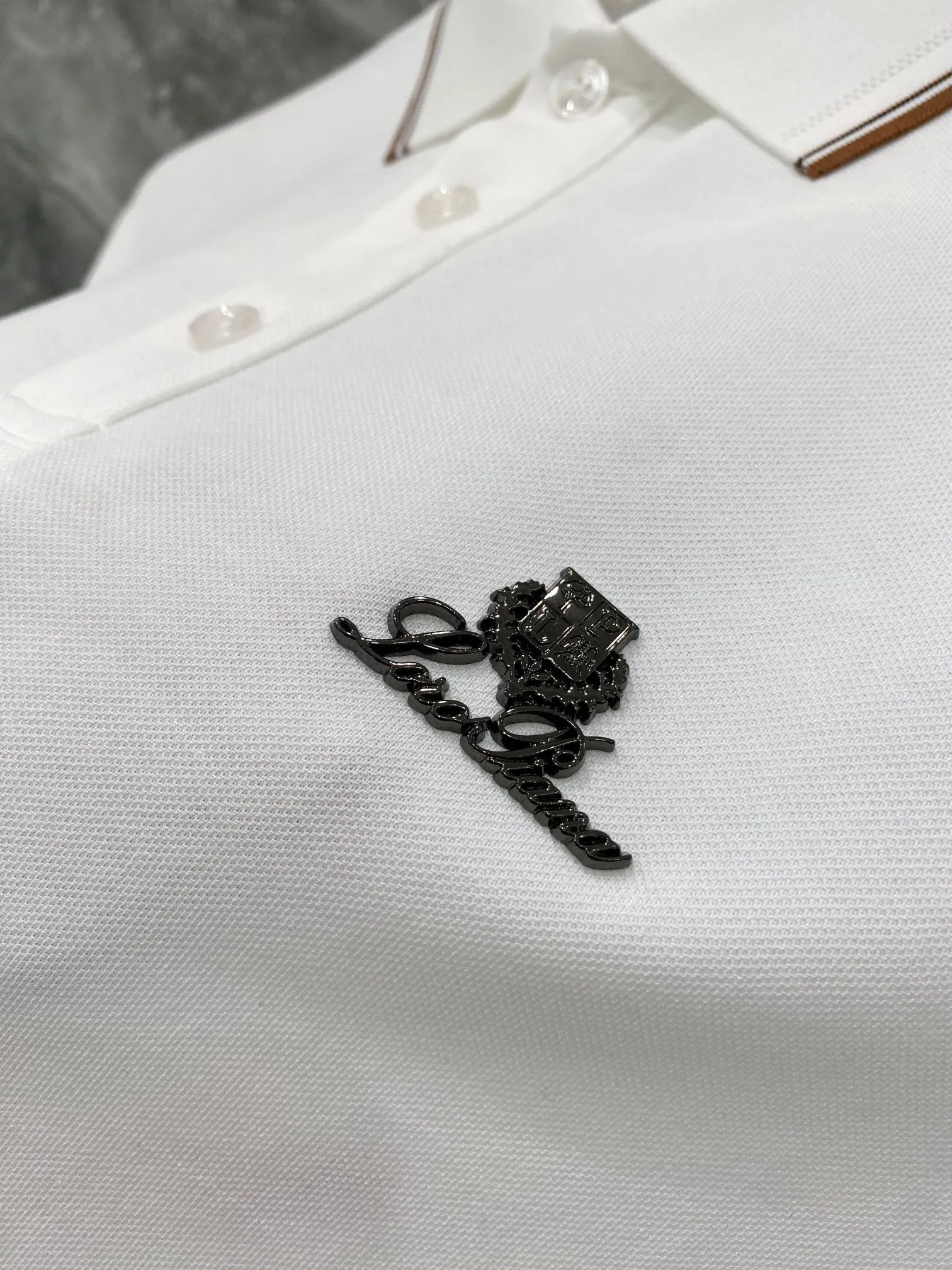 Loro Piana 2026 Autumn and Winter Long Sleeve Polo. Ice-like silk, wool fabric, soft and waxy. Breathable. The upper body is stiff and stylish. It is not easy to pill and turn white after repeated washing. Simple color lapels, low-key and design, dense and exquisite threading, light and luxurious. It is refreshing and capable when worn alone. It is suitable for down jackets and coats in autumn and winter. It has a standard fit and can be used by middle-aged and young men. Size:M-3XL